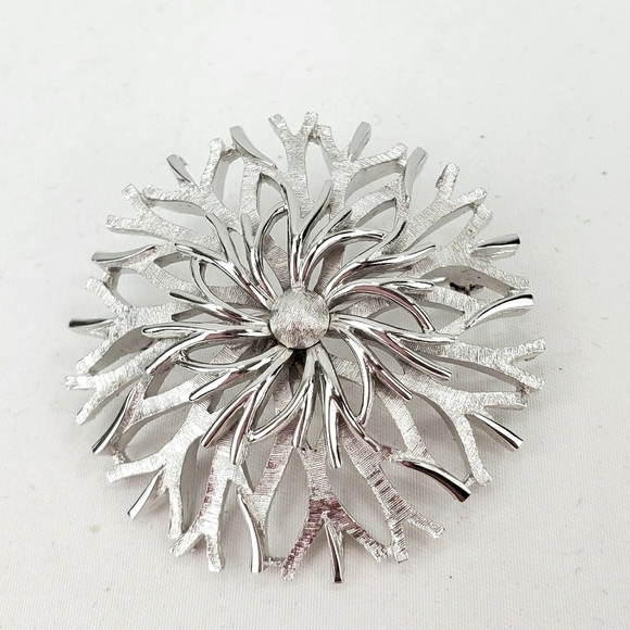 Vtg Crown Trifari Brooch Round Floral Shiny Brushed Silver-Tone 1.5” 60s 70s - Picture 4 of 12